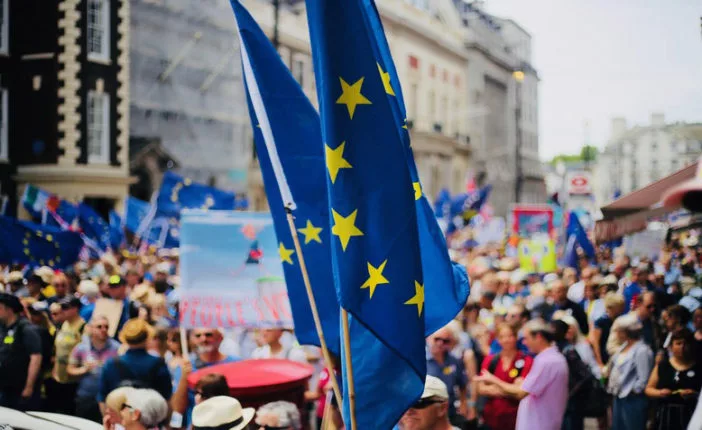 Theresa May felajánlotta, hogy lemond, a képviselők pedig hiába vették át a hatalmat a Brexit fölött