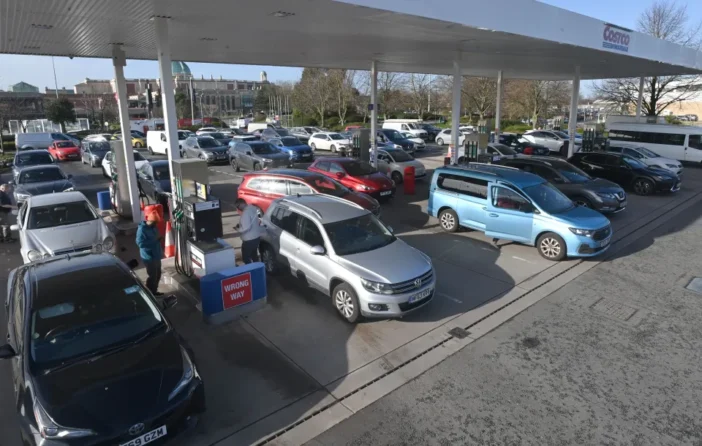 Pánik a brit benzinkutakon: órás sorok Londonban, a közel-keleti háború miatt rohamosan emelkedhet az üzemanyag ára Pánik a brit benzinkutakon: órás sorok Londonban, a közel-keleti háború miatt rohamosan emelkedhet az üzemanyag ára