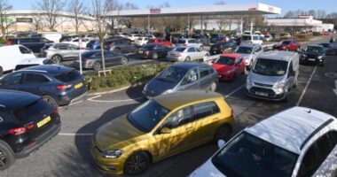 Pánik a brit benzinkutakon: órás sorok Londonban, a közel-keleti háború miatt rohamosan emelkedhet az üzemanyag ára