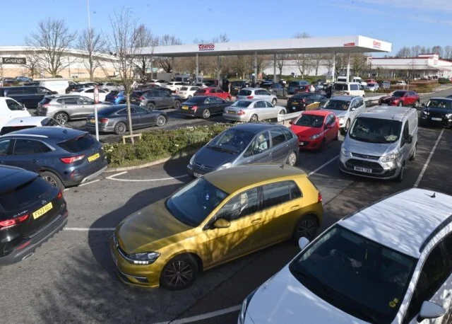 Pánik a brit benzinkutakon: órás sorok Londonban, a közel-keleti háború miatt rohamosan emelkedhet az üzemanyag ára