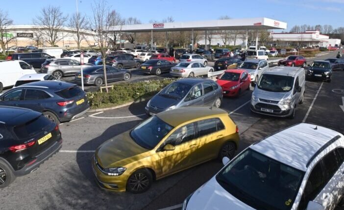 Pánik a brit benzinkutakon: órás sorok Londonban, a közel-keleti háború miatt rohamosan emelkedhet az üzemanyag ára