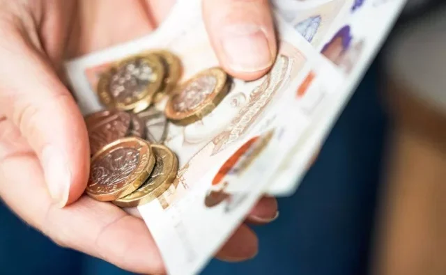 „Katasztrofális hatással” lesz emberek százezreire a támogatások elvesztése a brit kormány változtatásainak következtében