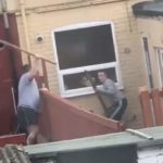 Amikor nem vagy jóban a szomszéddal Angliában: tarol a neten az idegbeteg, deszkákkal csatázó trió