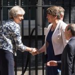 A brit kormány 1 milliárd fontért vásárolja vissza parlamenti többséget az adófizetők pénzén