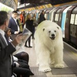 Életnagyságú „jegesmedve” hozta a szívbajt a londoni metró utasaira