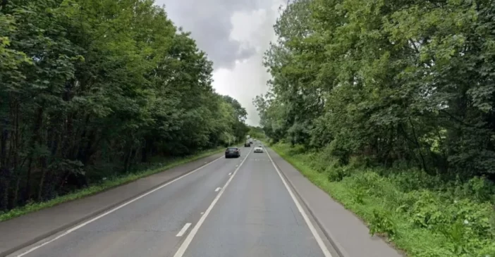 Súlyos autóbaleset Angliában az A5-ös úton, teherautó ütközött egy BMW-vel: 3 halott 4