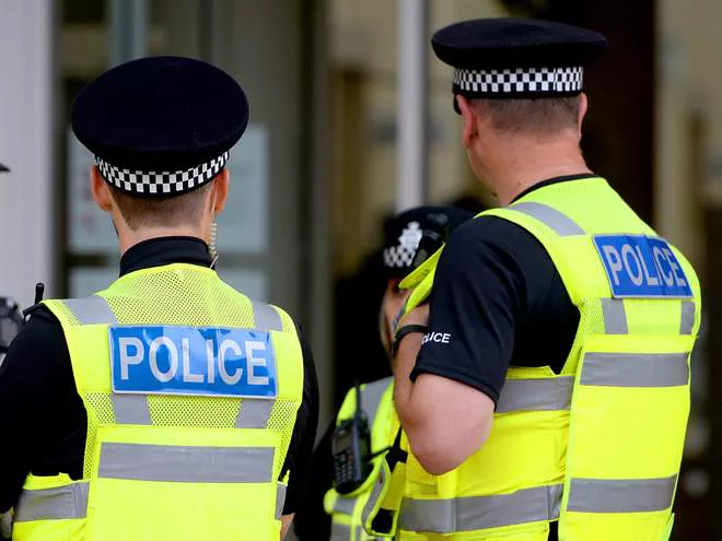Kisgyerek sokasága árul drogot az utcán Nagy-Britanniában, hogy a "családját támogassa" 4