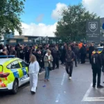 Késelés egy manchesteri iskolában: tanárt szúrt nyakon egy 14 éves lány, és két diák is megsérült