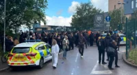 Késelés egy manchesteri iskolában: tanárt szúrt nyakon egy 14 éves lány, és két diák is megsérült Késelés egy manchesteri iskolában: tanárt szúrt nyakon egy 14 éves lány, és két diák is megsérült