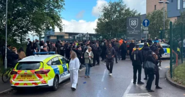 Késelés egy manchesteri iskolában: tanárt szúrt nyakon egy 14 éves lány, és két diák is megsérült