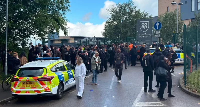Késelés egy manchesteri iskolában: tanárt szúrt nyakon egy 14 éves lány, és két diák is megsérült