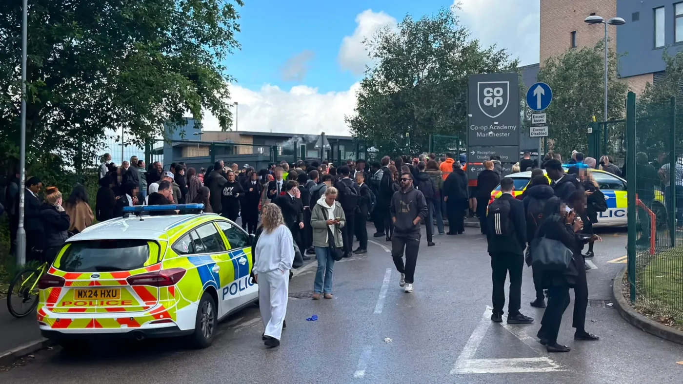 Késelés egy manchesteri iskolában: tanárt szúrt nyakon egy 14 éves lány, és két diák is megsérült Késelés egy manchesteri iskolában: tanárt szúrt nyakon egy 14 éves lány, és két diák is megsérült