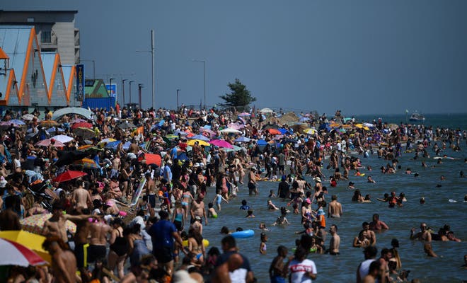 Elképesztő tömeg a brit tengerpartokon: az egészségügyminiszter a partok lezárásával fenyegetőzött 7
