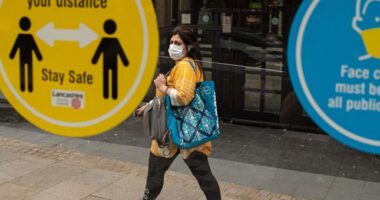 Koronavírus UK: újra 1000 fölött a napi fertőzések száma, és újabb városban vezettek be korlátozásokat