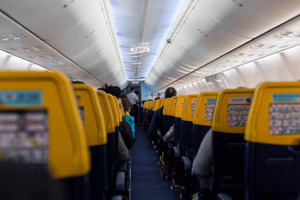 Több utas hányt és elájult a Ryanair egyik londoni járatán, úgy rázkódott a gép