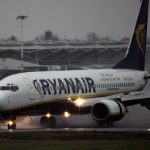 Több utas hányt és elájult a Ryanair egyik londoni járatán, úgy rázkódott a gép