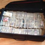 £500,000-ot találtak a rendőrök egy bőröndbe gyömöszölve Angliában