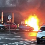 Másodperceken múlt egy nő élete Angliában, amikor figyelmetlensége miatt tűzgolyóvá változtatta kocsiját