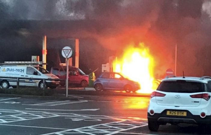 Másodperceken múlt egy nő élete Angliában, amikor figyelmetlensége miatt tűzgolyóvá változtatta kocsiját 14