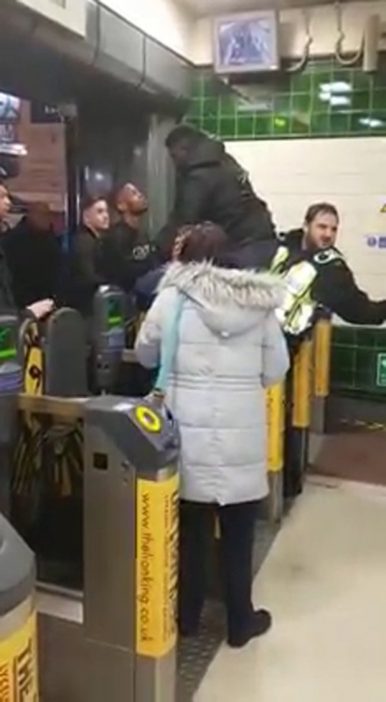Péniszénél fogva akadt a metró beléptető kapujába egy srác Londonban (persze hogy levideózták) 3