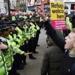 A kivezényelt rendőrökkel csaptak össze a migránsokat védő tüntetők London belvárosában