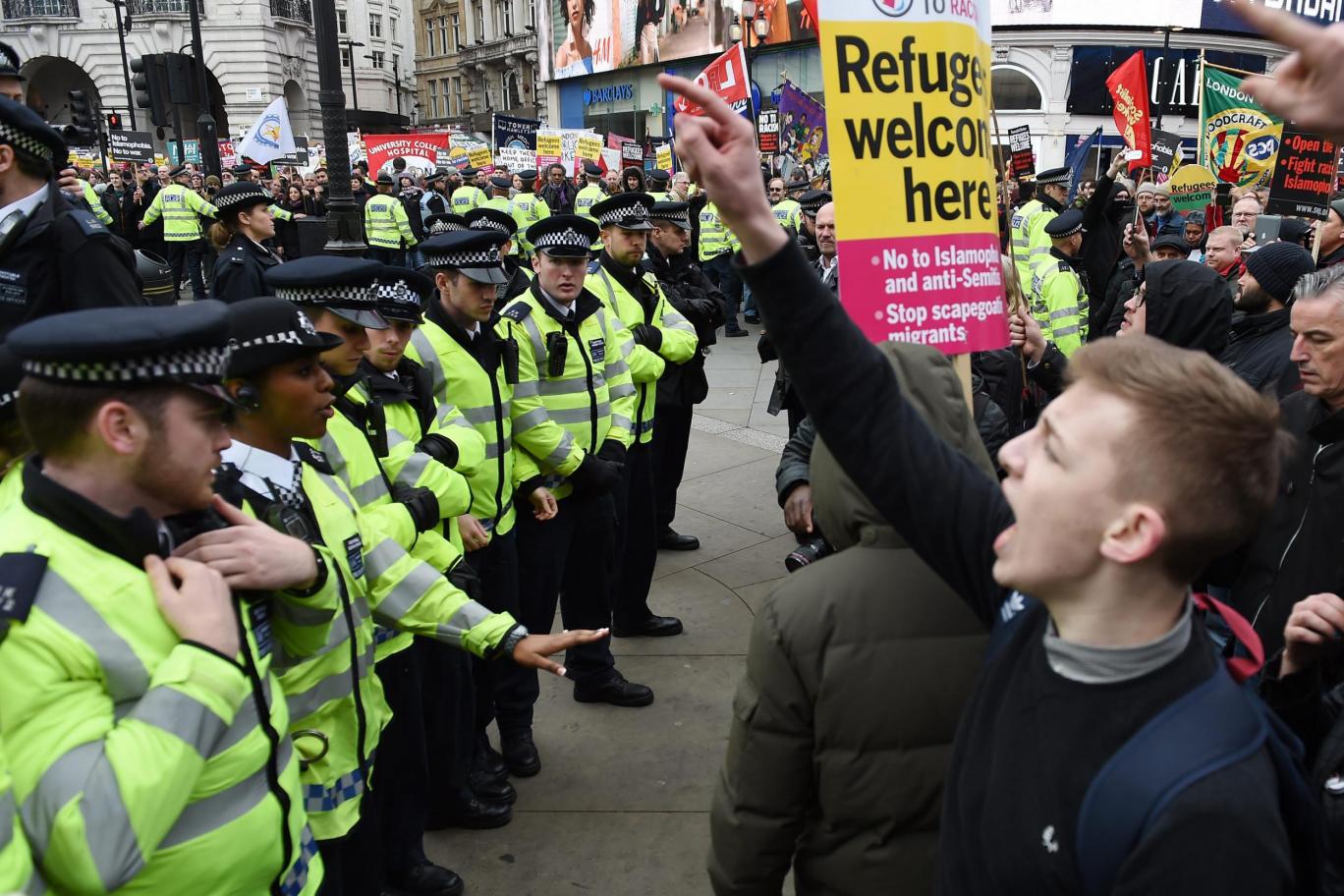 A kivezényelt rendőrökkel csaptak össze a migránsokat védő tüntetők London belvárosában 5