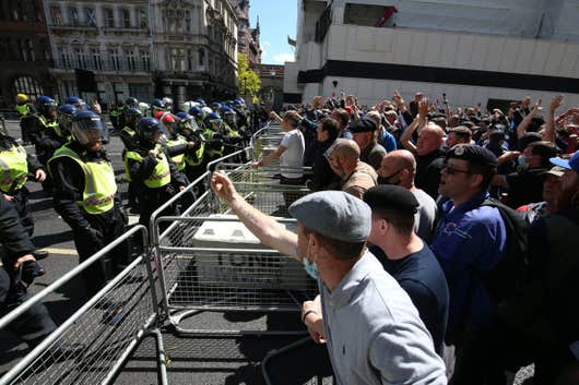 Újabb komoly összecsapás a rendőrök és a tüntetők közt London belvárosában 5