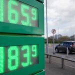 Elképesztő magasan, új rekordon az üzemanyag ára Nagy-Britanniában, és „a java még csak most jön”