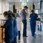 Súlyos megszorítások jönnek az NHS-nél: több ezer állás, köztük orvosok és ápolók kerülhetnek veszélybe