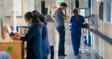 Súlyos megszorítások jönnek az NHS-nél: több ezer állás, köztük orvosok és ápolók kerülhetnek veszélybe