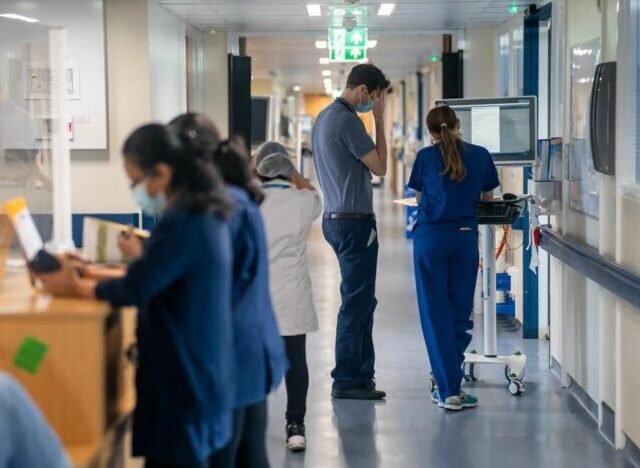 Súlyos megszorítások jönnek az NHS-nél: több ezer állás, köztük orvosok és ápolók kerülhetnek veszélybe
