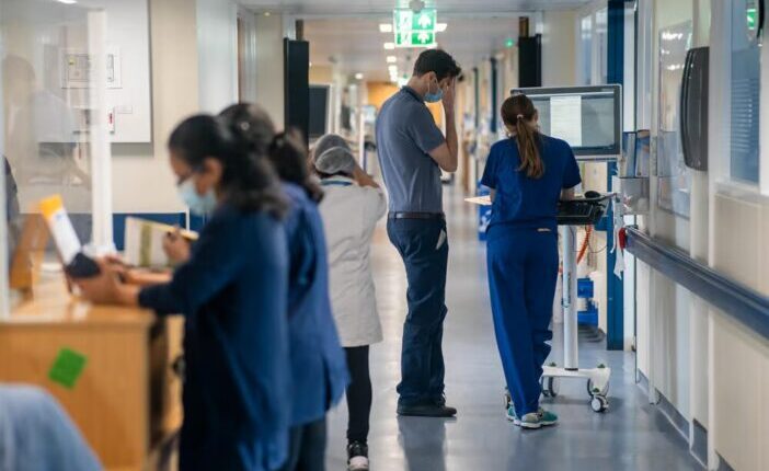 Súlyos megszorítások jönnek az NHS-nél: több ezer állás, köztük orvosok és ápolók kerülhetnek veszélybe 1