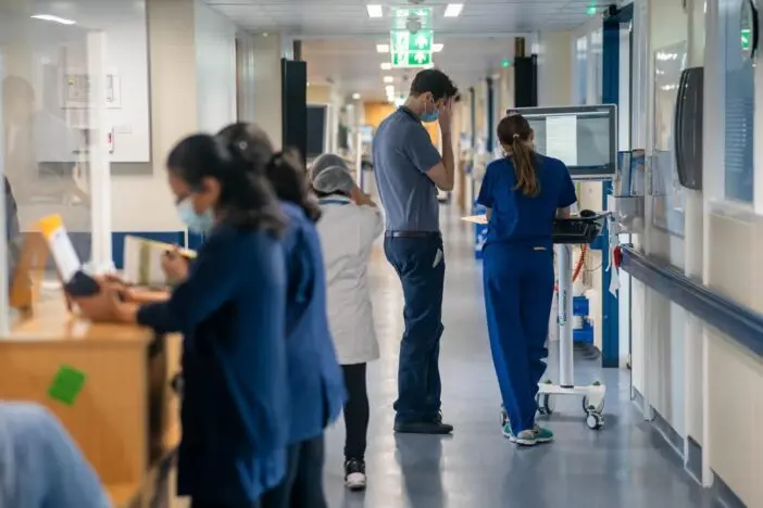 Súlyos megszorítások jönnek az NHS-nél: több ezer állás, köztük orvosok és ápolók kerülhetnek veszélybe