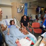 Az angol királynő személyesen látogatta meg a brit terrortámadás áldozatait