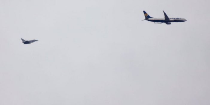 A Ryanair egyik járatát vadászgép kísérte a londoni reptérre 2