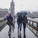 120 km/órás szél és heves esőzés közeleg: súlyos időjárási figyelmeztetést adott ki a Met Office az Egyesült Királyság nagy részére