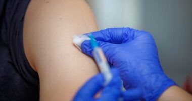 Forradalmi, áttörést jelentő rákellenes vakcina klinikai tesztje indul az NHS-nél Angliában