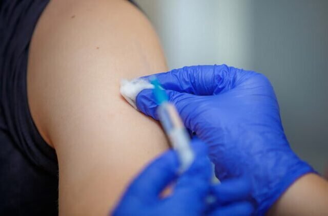 Forradalmi, áttörést jelentő rákellenes vakcina klinikai tesztje indul az NHS-nél Angliában