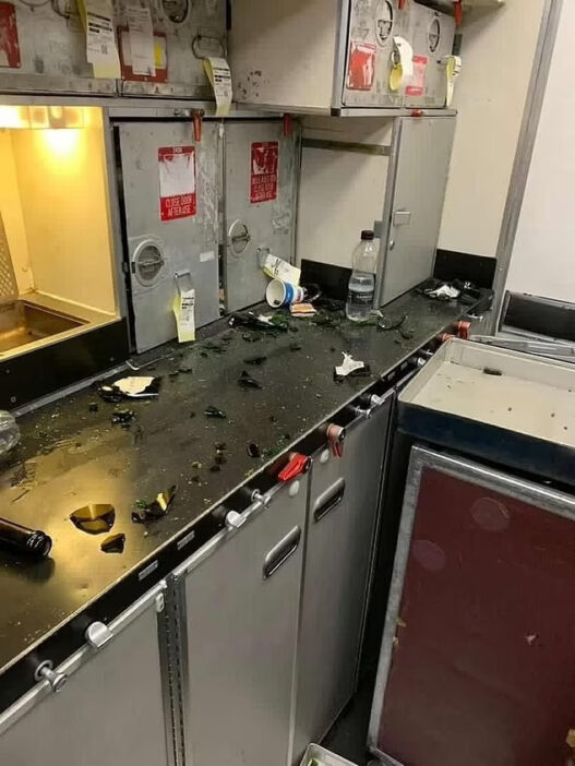 Káosz az egyik londoni repülőjáraton: az egyik utas tízezer méter magasan egy törött üveggel szúrta le utastársát 5