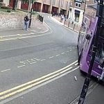 Óriási szerencséje volt a férfinek akit egy busz gázolt el egy angliai kisvárosban