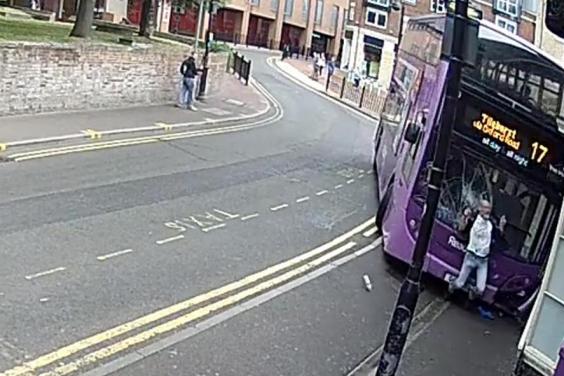 Óriási szerencséje volt a férfinek akit egy busz gázolt el egy angliai kisvárosban 4