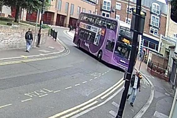 Óriási szerencséje volt a férfinek akit egy busz gázolt el egy angliai kisvárosban 3