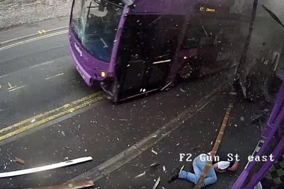 Óriási szerencséje volt a férfinek akit egy busz gázolt el egy angliai kisvárosban 5