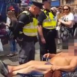 London belvárosában egy forgalmas utca közepére ült ki napozni kisgatyában