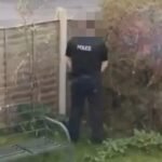 Szolgálatban lévő rendőrt kaptak rajta, amint egy nő kertjében vizelt Angliában
