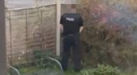 Szolgálatban lévő rendőrt kaptak rajta, amint egy nő kertjében vizelt Angliában 2