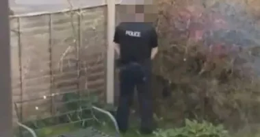 Szolgálatban lévő rendőrt kaptak rajta, amint egy nő kertjében vizelt Angliában 5