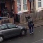 A londoni metrón akart robbantani egy srác, egy házat pedig lerohant a terrorelhárítás