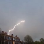 Levideózták, amint hatalmas villám csap a Londonban épp leszálló repülőgépbe