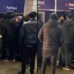 Tömegek rohamozták meg az egyik bankautomatát Londonban, mert dupla annyi pénzt kezdett el kiadni mindenkinek